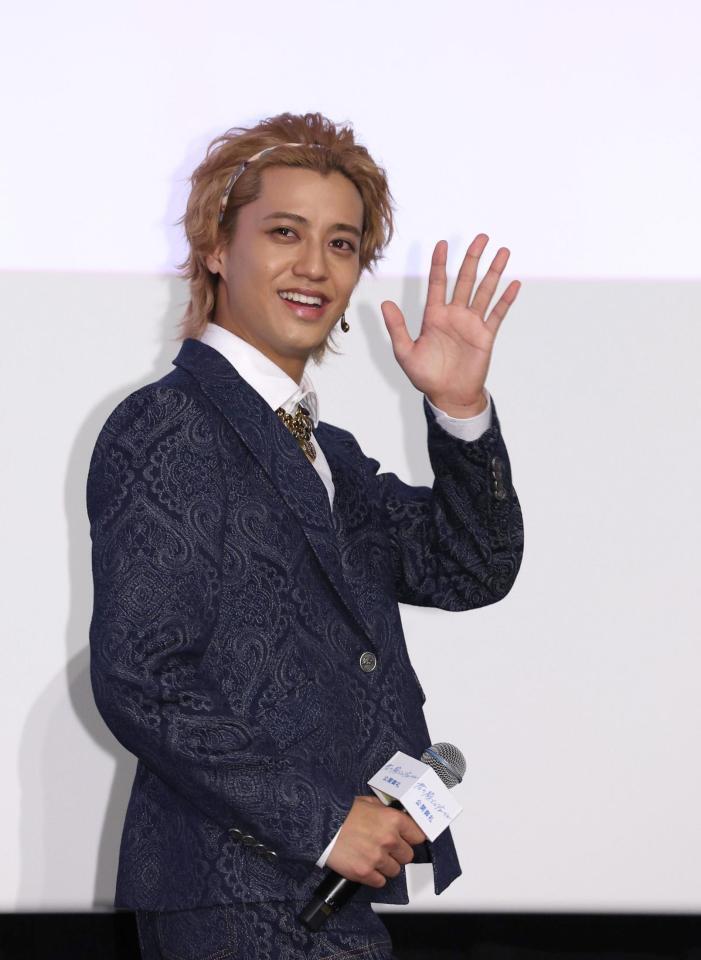 　手を振る高橋海人（撮影・佐々木彰尚）