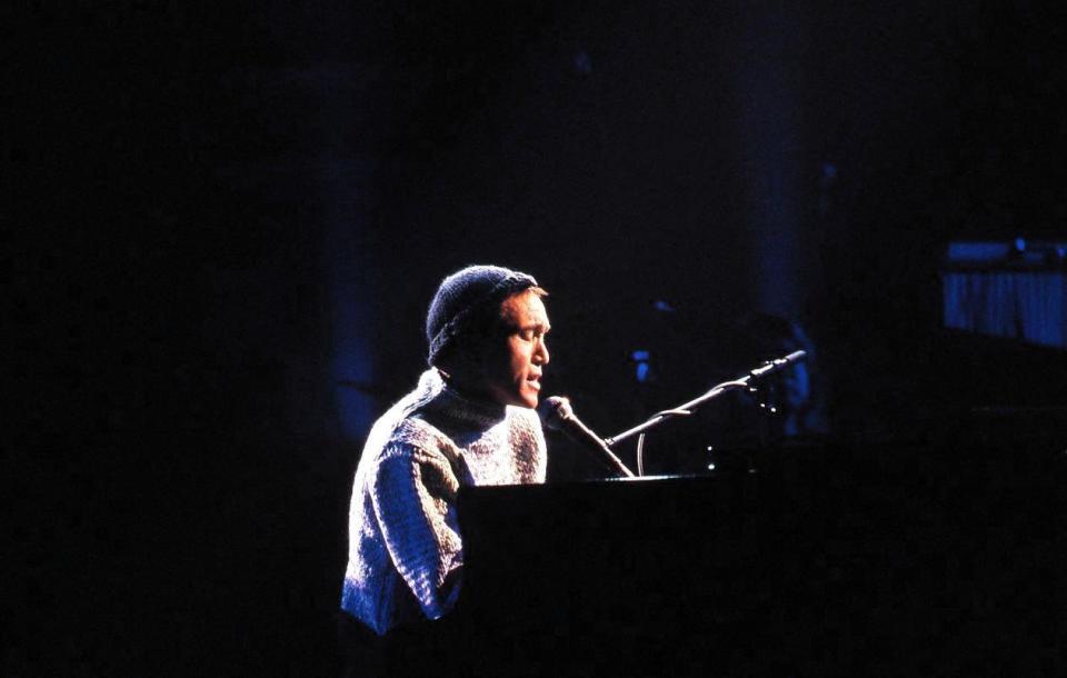 　「クリスマスの約束」で歌う小田和正