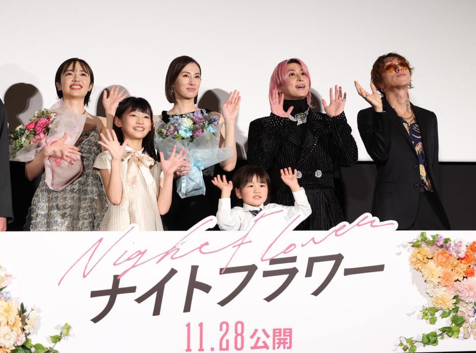 　舞台あいさつに登場した（左から）森田望智、渡瀬結美、北川景子、加藤侑大、佐久間大介、渋谷龍太（撮影・佐々木彰尚）