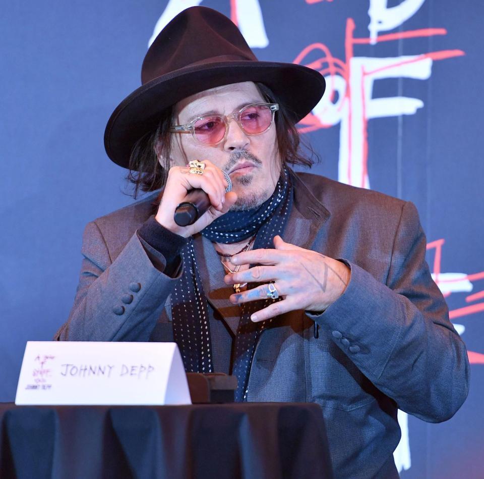 　質問に答えるジョニー・デップ（撮影・開出牧）