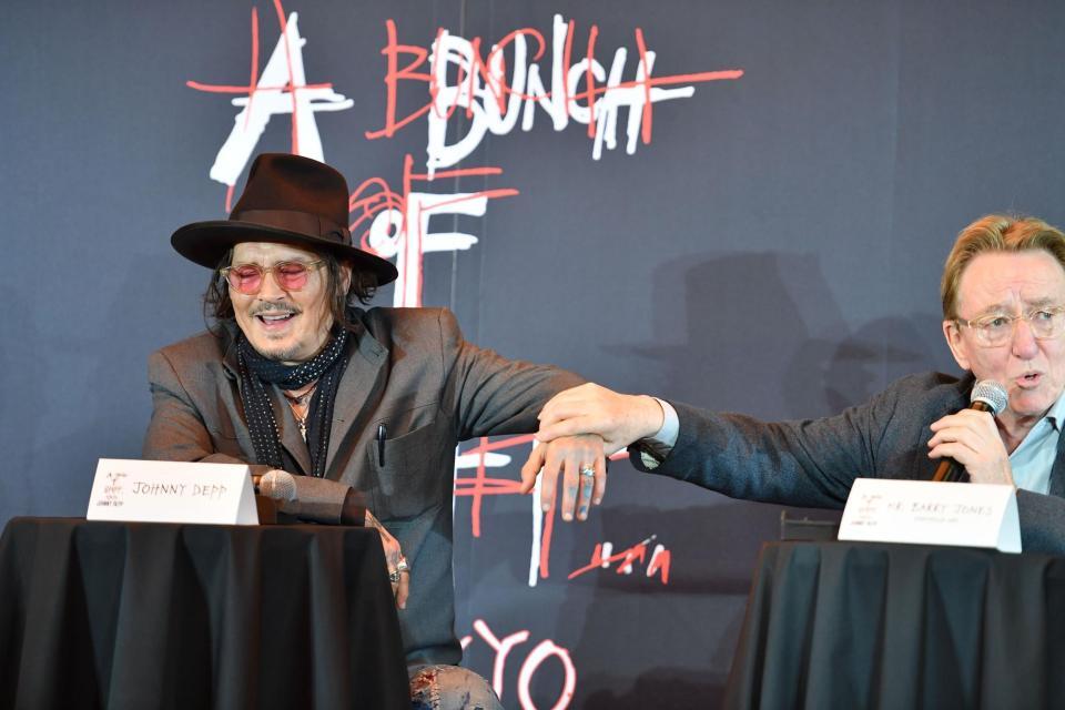 　パンテオンアート代表者（右）に絵の具がついた左手を暴露されるジョニー・デップ（撮影・開出牧）