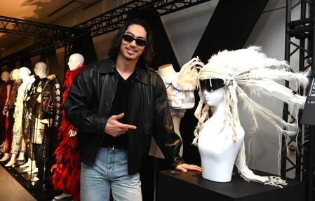 　自身も思い出深いという２００７年「ＥＸＩＬＥ　ＥＶＯＬＵＴＩＯＮ」での衣装を指さすＥＸＩＬＥ　ＡＫＩＲＡ