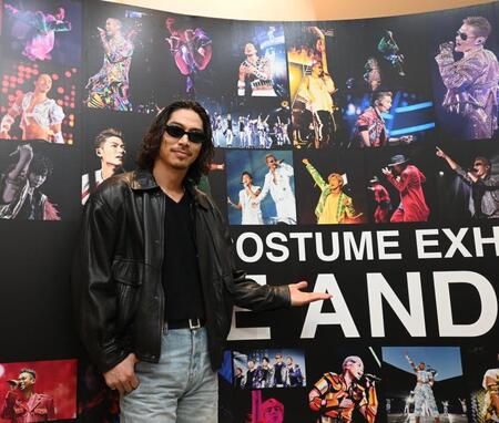 　衣装展のビジュアルの前でフォトセッションに応じるＥＸＩＬＥ　ＡＫＩＲＡ