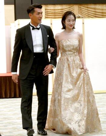【写真】槙野智章 妻・高梨臨の華やかドレス姿がすごすぎ
