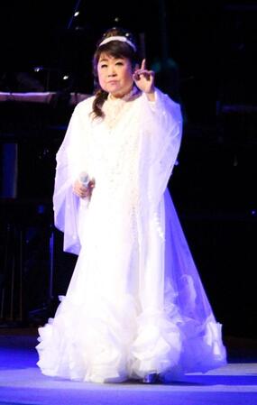 　熱唱した天童よしみ