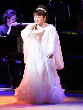 　熱唱する天童よしみ