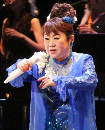 　力強い歌声を披露する天童よしみ