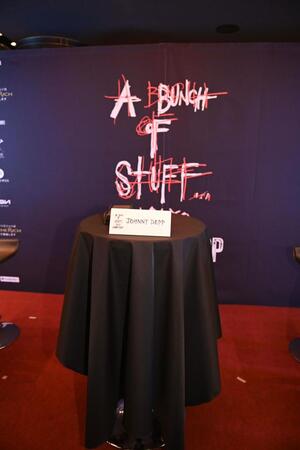 　ジョニー・デップの到着を待つイベント会場のテーブル（撮影・開出牧）