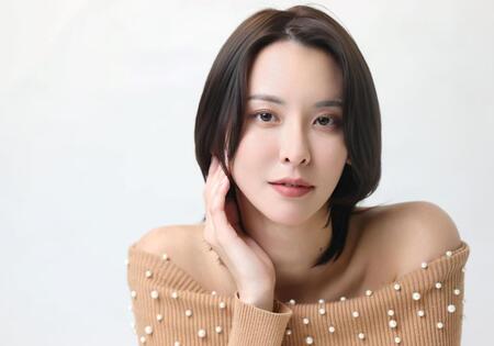 　ポーズを決める奈月セナ（撮影・石井剣太郎）