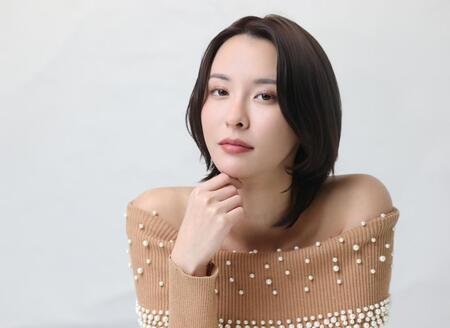 　ポーズを決める奈月セナ（撮影・石井剣太郎）