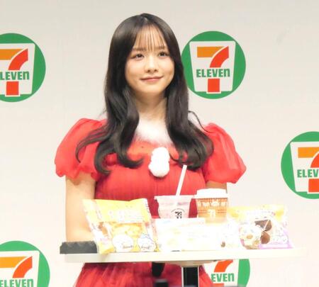 　サンタコスチュームで登場した森香澄