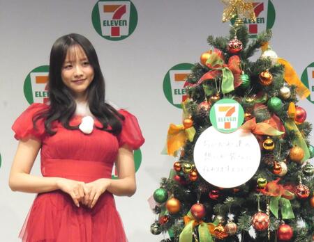 　直筆メッセージを飾ったクリスマスツリーと並ぶ森香澄