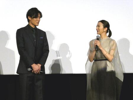 　（左から）松谷鷹也、鈴木京香