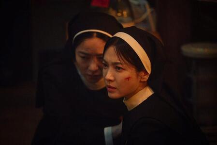 　©　２０２５　ＺＩＰ　ＣＩＮＥＭＡ　＆　ＮＥＸＴ　ＥＮＴＥＲＴＡＩＮＭＥＮＴ　ＷＯＲＬＤ　ＡＬＬ　ＲＩＧＨＴＳ　ＲＥＳＥＲＶＥＤ　韓国映画「鬼胎（クィテ）　黒い修道女」場面写真（手前から）ソン・ヘギョ、チョン・ヨビン