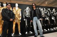 　展示品を背にフォトセッションに応じるＥＸＩＬＥ　ＡＫＩＲＡ。左は長年衣装製作に携わる小川哲史氏（左）ＥＸＩＬＥ　ＡＫＩＲＡ