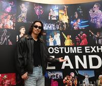 　衣装展のビジュアルの前でフォトセッションに応じるＥＸＩＬＥ　ＡＫＩＲＡ