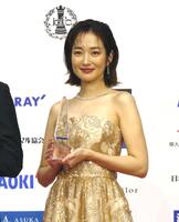 　撮影に応じる高梨臨