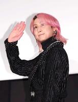 　手を振る佐久間大介（撮影・佐々木彰尚）