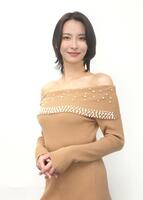 　ポーズを決める奈月セナ（撮影・石井剣太郎）