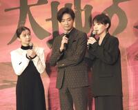 　品川プリンスホテルで行われた明治座「大地の子」製作発表会後、囲み取材に応じた（左から）上白石萌歌、井上芳雄、奈緒 