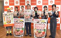 　「吉本新喜劇　花月食堂監修　肉吸い鍋つゆ」をＰＲする（左から）沖ひなた、咲方響、小林ゆう、間寛平ＧＭ、野呂桃花、きだななみ、おはる