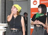 　拳を口の中に突っ込む沖ひなた。右は驚く野呂桃花