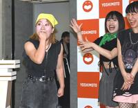 　拳を口の中に突っ込む沖ひなた（左）