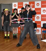 　フラフープを回しながらカスタネットをたたきつつ、レミオロメンの「粉雪」を熱唱するおはる