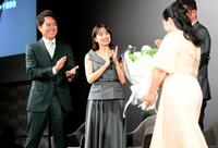 　ピアニストの桑原志織さん（手前右）の演奏を聞いて拍手する石黒賢（左）と東原亜希（撮影・堀内翔）