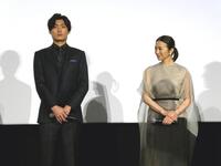 　（左から）松谷鷹也、鈴木京香＝都内