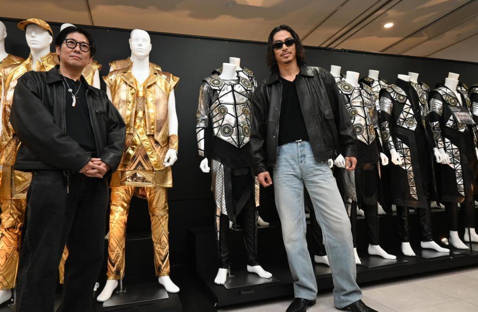 　展示品を背にフォトセッションに応じるＥＸＩＬＥ　ＡＫＩＲＡ。左は長年衣装製作に携わる小川哲史氏（左）ＥＸＩＬＥ　ＡＫＩＲＡ