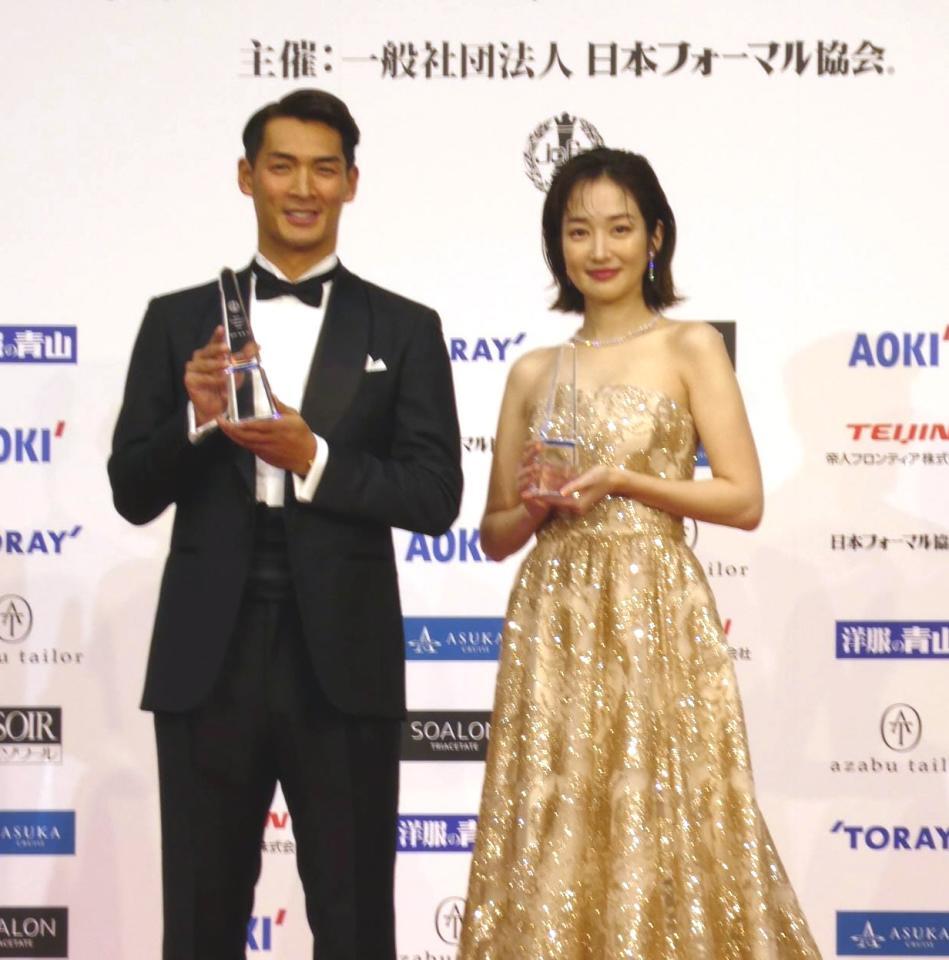 　撮影に応じる（左から）槙野智章、高梨臨