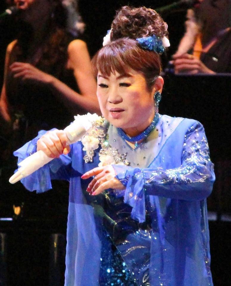 　力強い歌声を披露する天童よしみ