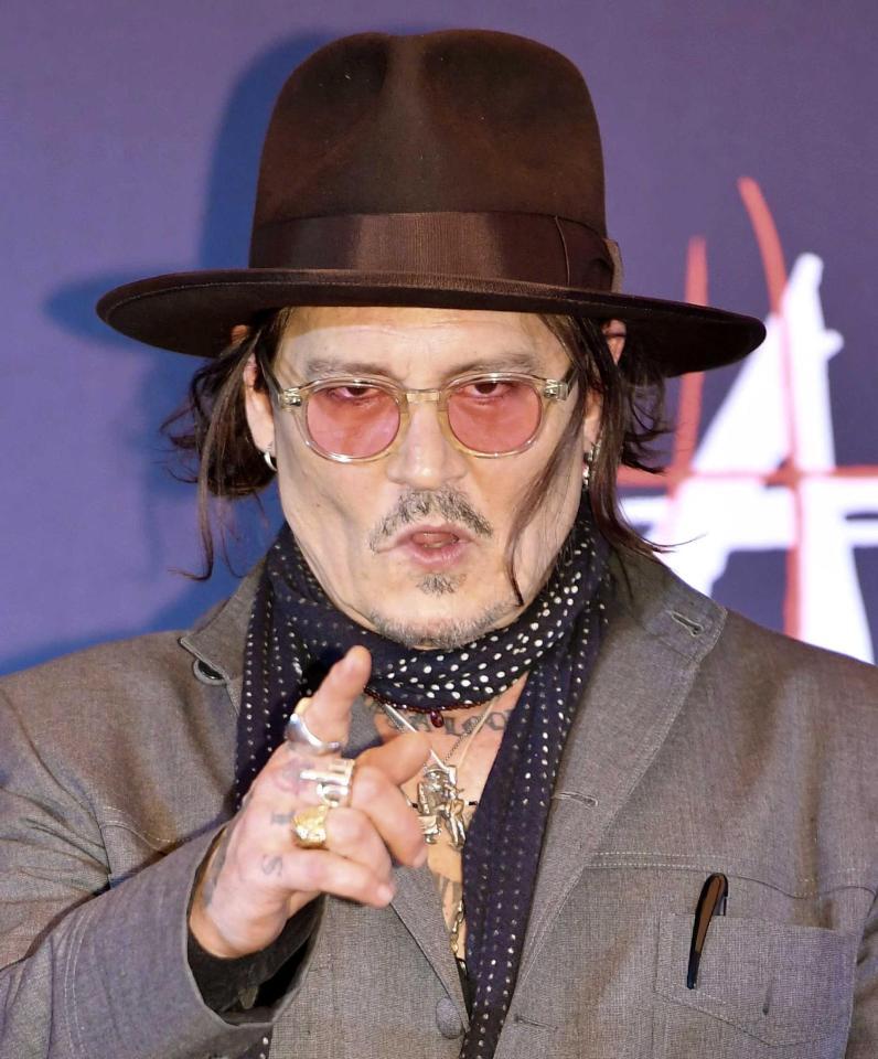 　ポーズを決めるジョニー・デップ（撮影・開出牧）