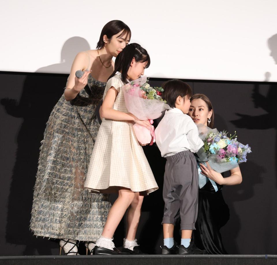 　加藤侑大から花束を受け取る北川景子（撮影・佐々木彰尚）