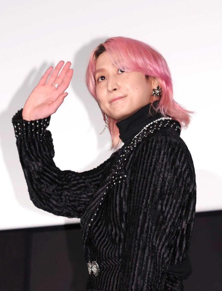 　手を振る佐久間大介（撮影・佐々木彰尚）