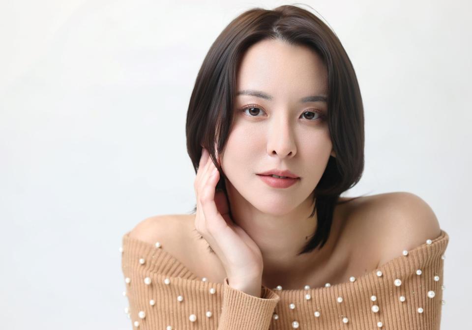 　ポーズを決める奈月セナ（撮影・石井剣太郎）