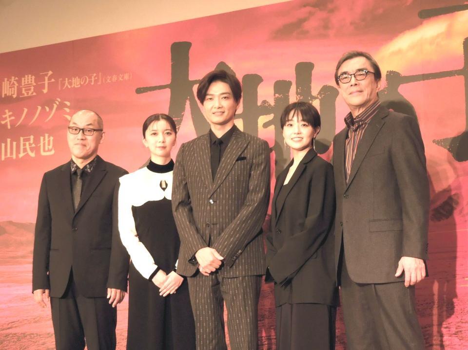 　品川プリンスホテルで行われた明治座「大地の子」製作発表会に参加した（左から）山西惇、上白石萌歌、井上芳雄、奈緒、益岡徹