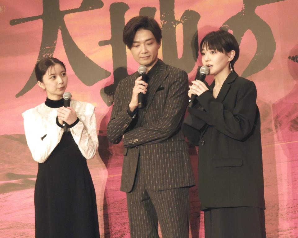 　品川プリンスホテルで行われた明治座「大地の子」製作発表会後、囲み取材に応じた（左から）上白石萌歌、井上芳雄、奈緒 