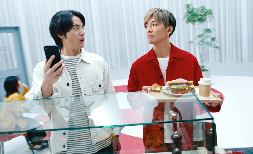 ＣＭに出演する水上恒司（左）と木村拓哉