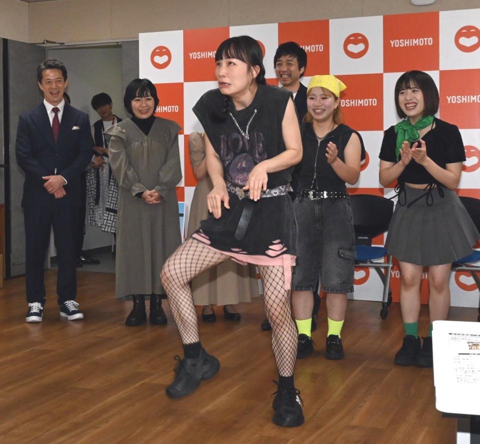 　奇妙なダンスを踊るきだななみ