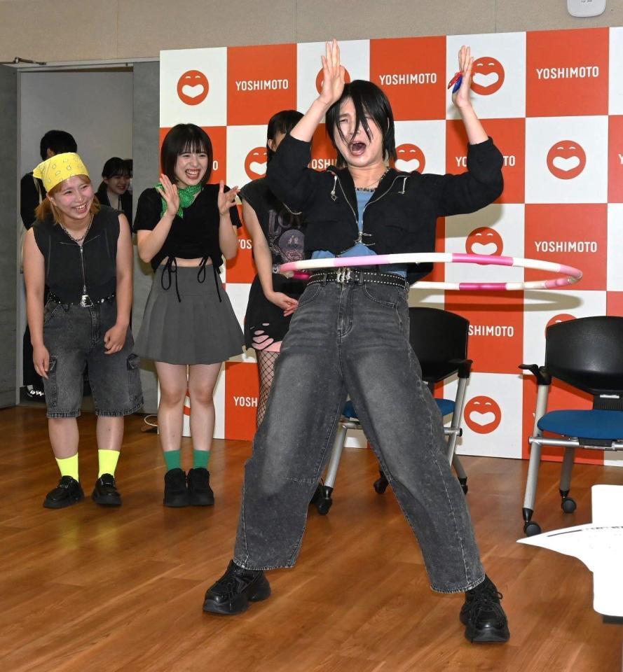 　フラフープを回しながらカスタネットをたたきつつ、レミオロメンの「粉雪」を熱唱するおはる