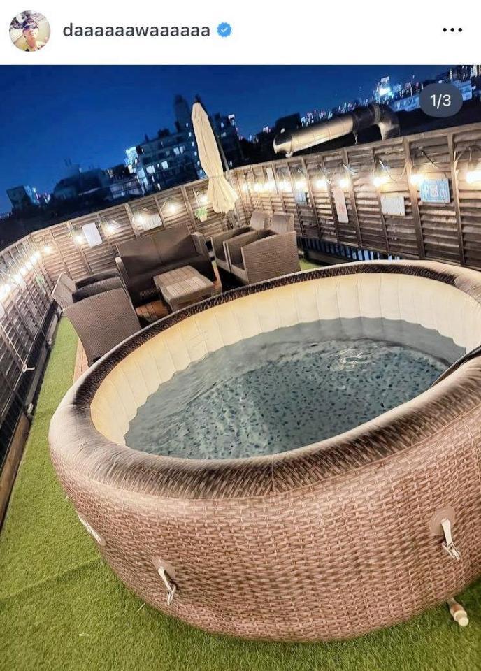 自宅のルーフバルコニーが高級ホテルみたい！和田正人のインスタグラム＠ｄａａａａａａｗａａａａａａ（７月２５日付）より 