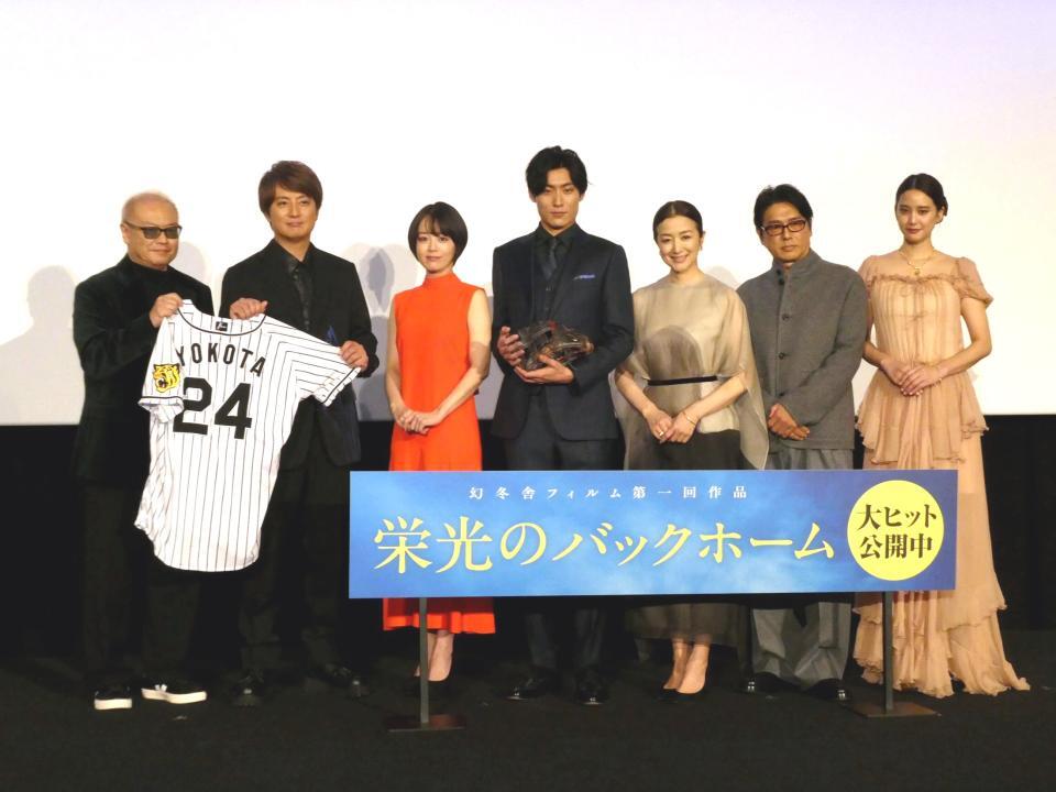  （左から）秋山純監督、上地雄輔、伊原六花、松谷鷹也、鈴木京香、高橋克典、山崎紘菜
