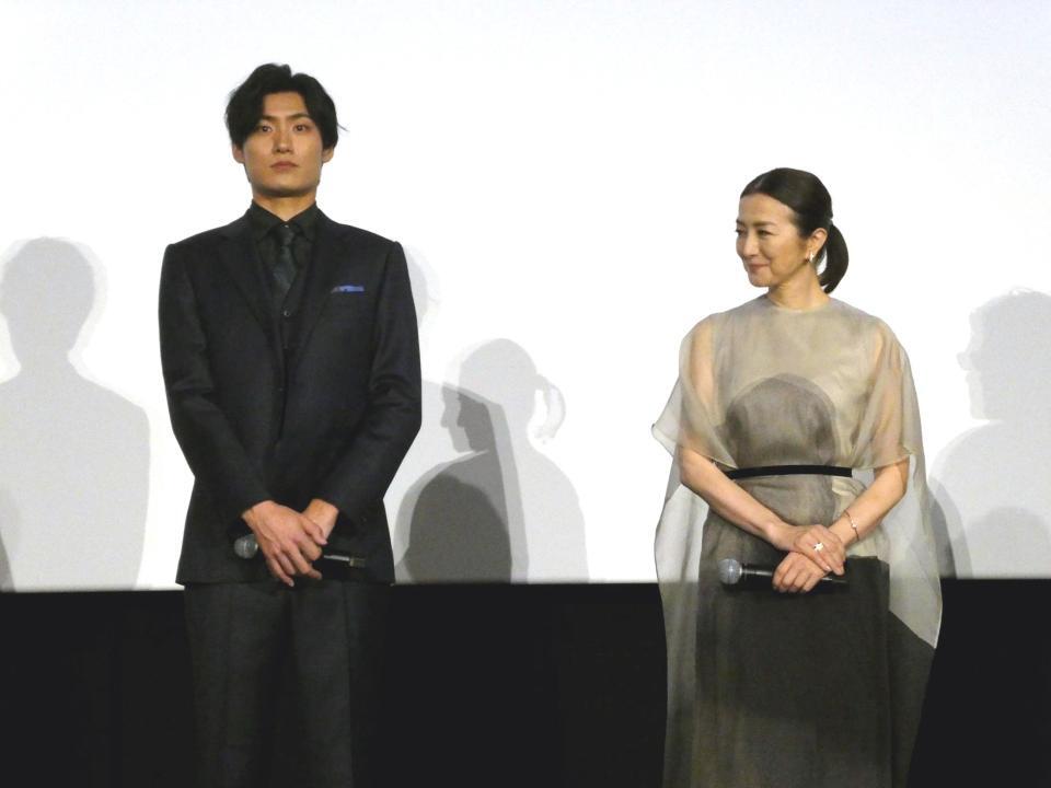 　（左から）松谷鷹也、鈴木京香＝都内