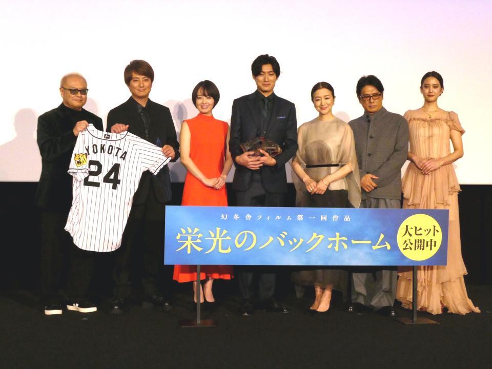 　（左から）秋山純監督、上地雄輔、伊原六花、松谷鷹也、鈴木京香、高橋克典、山崎紘菜