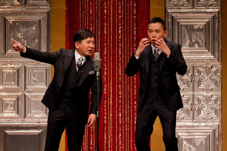 　圧巻の漫才を披露する爆笑問題　©撮影：ＳＡＲＵ（ＳＡＲＵＹＡ　ＡＹＵＭＩ）