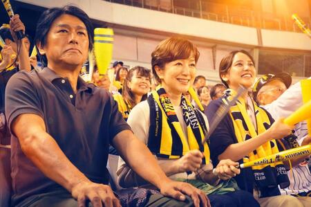 　（左から）高橋克典、鈴木京香、山崎紘菜　ⓒ２０２５「栄光のバックホーム」製作委員会