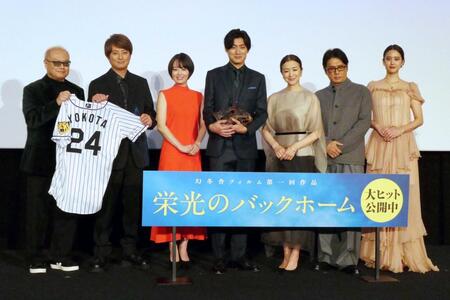 　舞台あいさつに登壇した（左から）秋山純監督、上地雄輔、伊原六花、松谷鷹也、鈴木京香、高橋克典、山崎紘菜