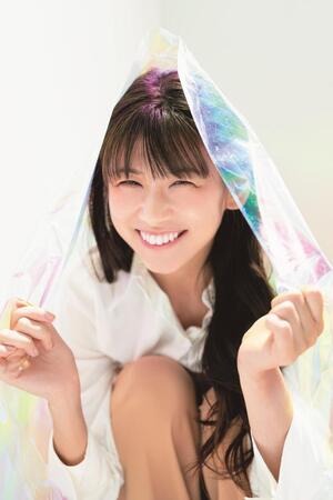 　小阪由佳写真集「ｕｎｔｉｌ　ｔｈｅ　ｅｎｄ　～裸洗～」より©Ｓｅｉｊｉ　Ｙａｎｉｓｈｉ　©Ｆｕｔａｂａｓｈａ　Ｐｕｂｌｉｓｈｅｒｓ　Ｌｔｄ．２０２５